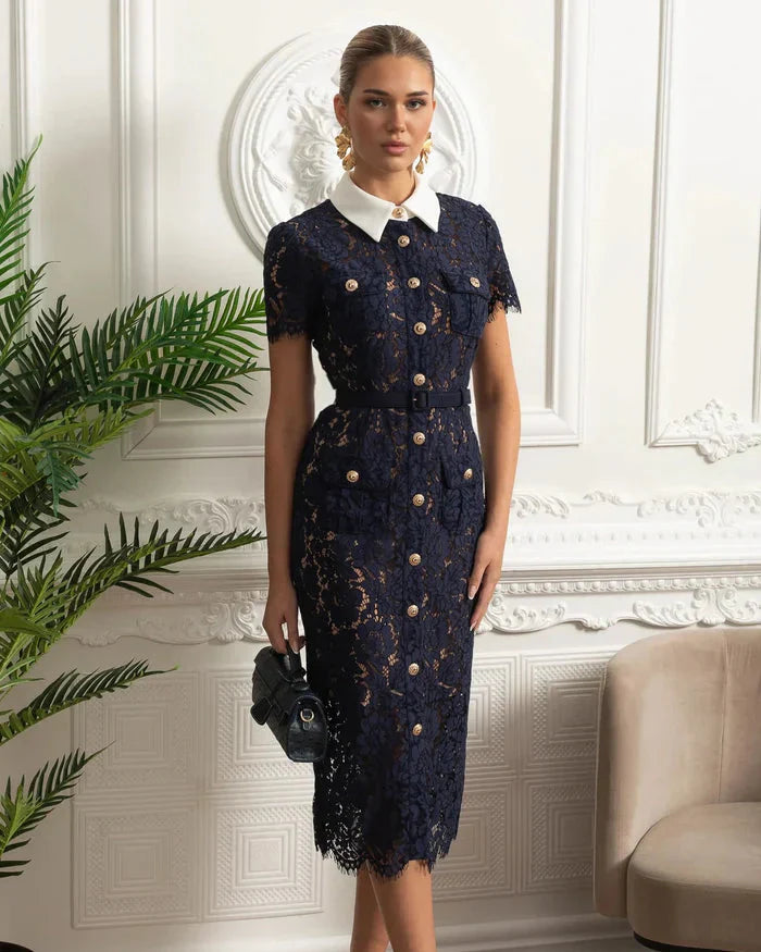 Vestido de Renda Luxo – Bordado Elegante, Botões Metalizados, Manga Curta