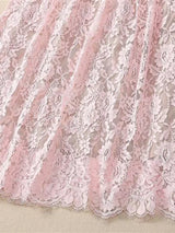 Vestido com Bordado Delicado – Decote Redondo, Manga Curta, Cintura Alta, Detalhes Vazados e Aplicações de Strass