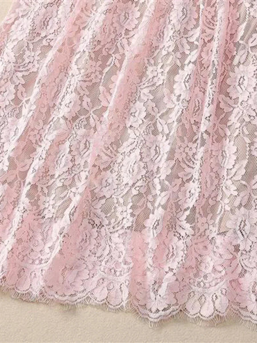 Vestido com Bordado Delicado – Decote Redondo, Manga Curta, Cintura Alta, Detalhes Vazados e Aplicações de Strass