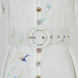 Vestido Azul Floral com Gola Alta e Cintura Império – Elegância Atemporal