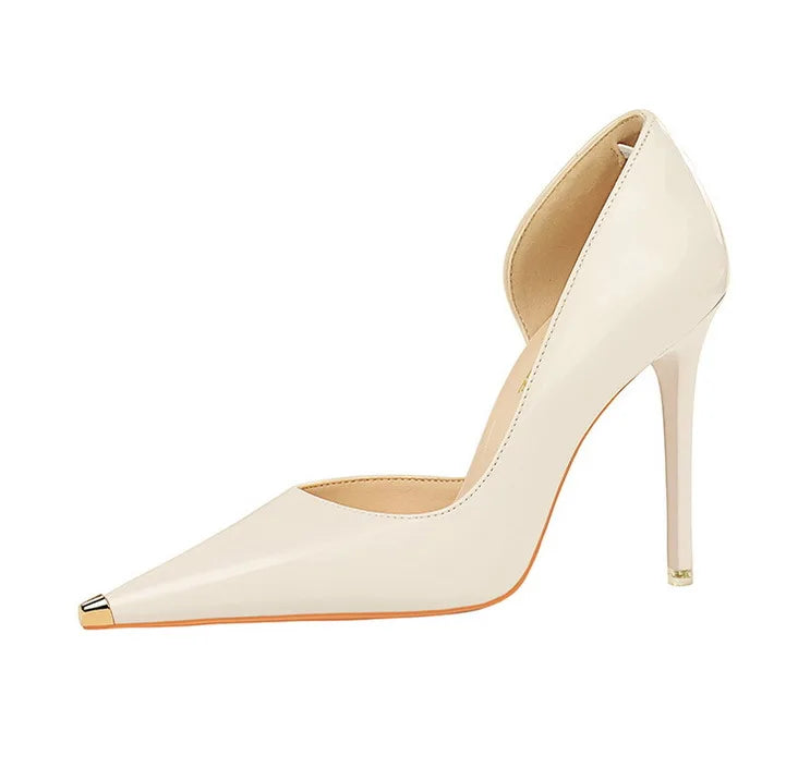 Scarpin – Salto Fino em Verniz Preto, Bico Fino Metalizado e Elegante