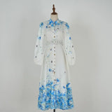 Vestido Azul Floral com Gola Alta e Cintura Império – Elegância Atemporal