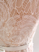 Vestido Longo – Luxo, Bordado em Renda, Detalhes com Diamantes e Cristais, Manga Curta Transparente, Modelo Midi