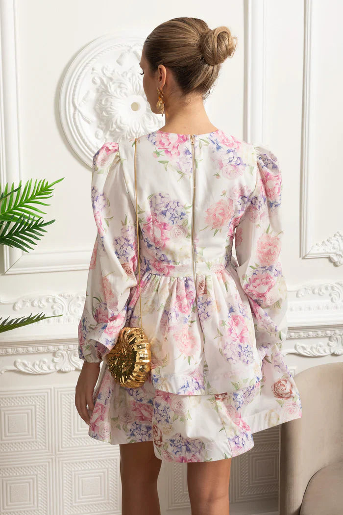 Vestido Curto Estampado – Decote V, Manga Bufante Lanterna e Saia em Camadas Estilo Cake, Cintura Império