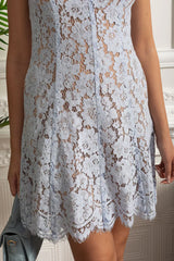 Vestido Curto Azul de Renda – Elegante, Bordado na Gola com Pérolas e Modelagem Slim