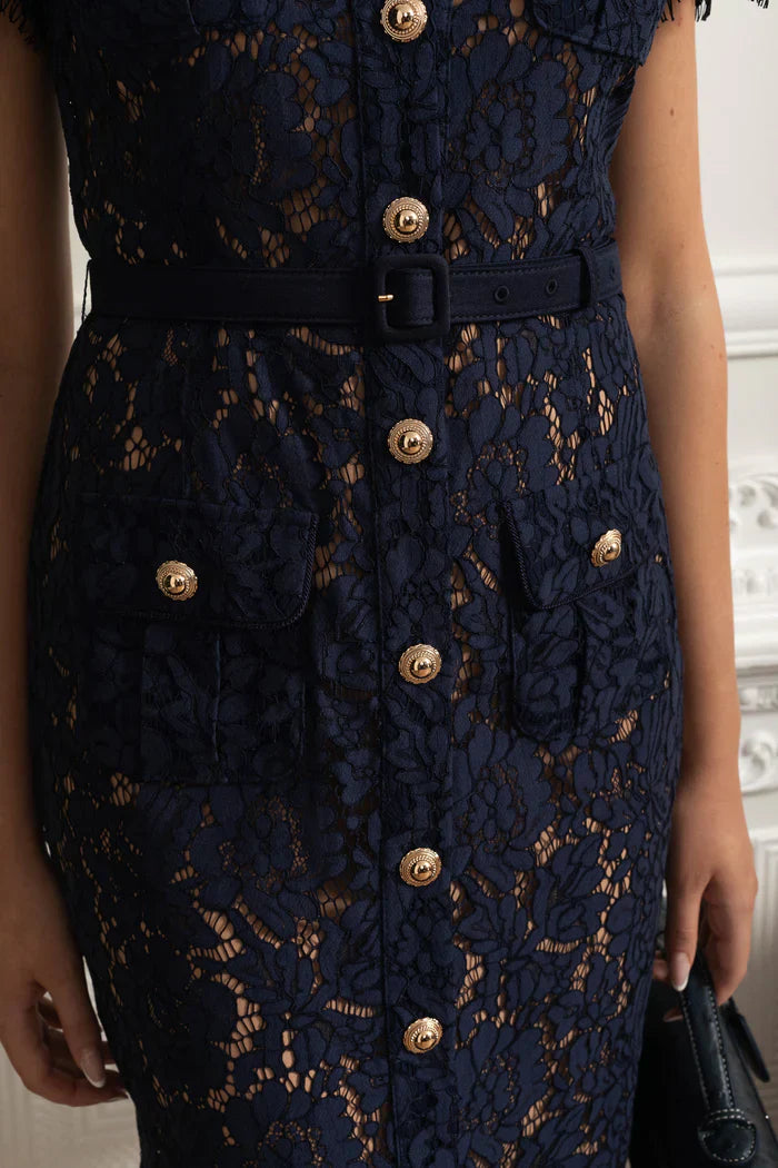 Vestido de Renda Luxo – Bordado Elegante, Botões Metalizados, Manga Curta