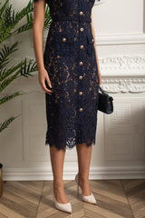 Vestido de Renda Luxo – Bordado Elegante, Botões Metalizados, Manga Curta