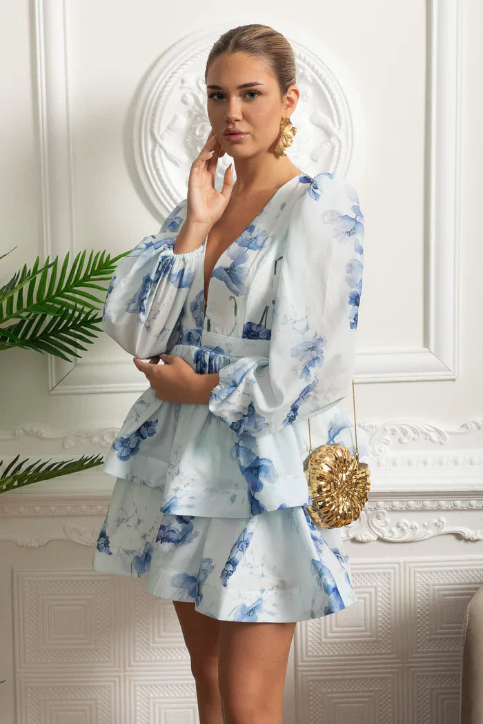 Vestido Curto Estampado – Decote V, Manga Bufante Lanterna e Saia em Camadas Estilo Cake, Cintura Império