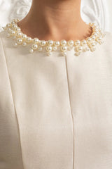 Vestido Midi – Decote Redondo, Sem Mangas, Cintura Alta, Detalhes Bordados