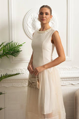 Vestido Midi – Decote Redondo, Sem Mangas, Cintura Alta, Detalhes Bordados