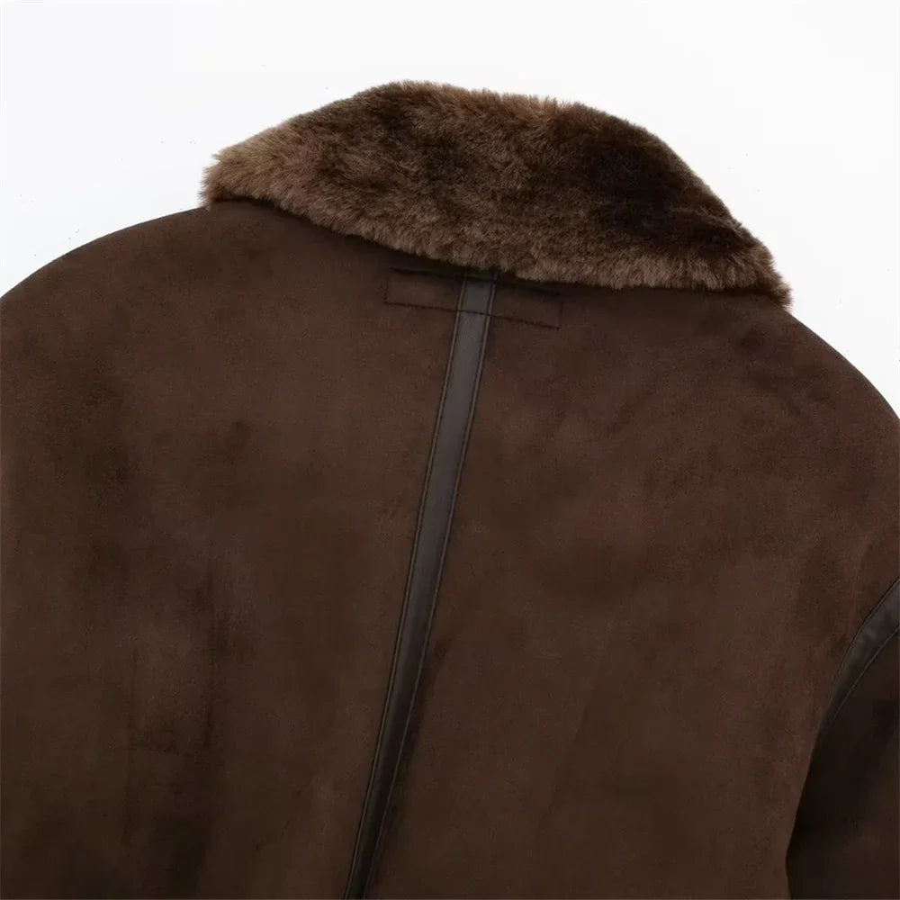 Casaco Marrom com Gola de Pele – Elegância Urbana para o Inverno