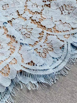 Vestido Curto Azul de Renda – Elegante, Bordado na Gola com Pérolas e Modelagem Slim