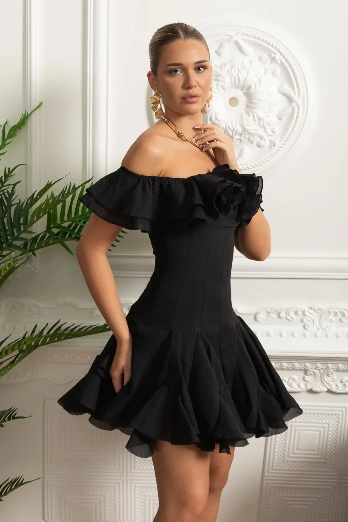 Vestido Ombro a Ombro – Mini Branco com Detalhe de Babados