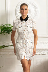 Vestido Mini – Branco com Renda Floral, Elegante, Manga Curta, Colarinho Clássico e Fechamento de Botão Único