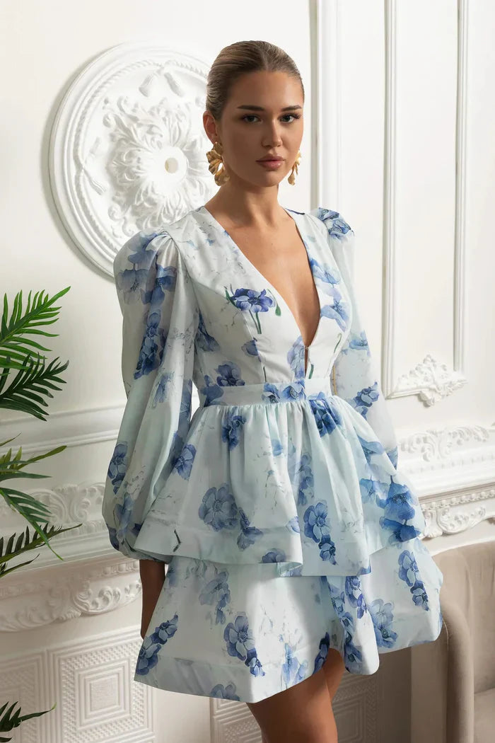 Vestido Curto Estampado – Decote V, Manga Bufante Lanterna e Saia em Camadas Estilo Cake, Cintura Império