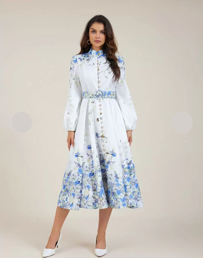 Vestido Azul Floral com Gola Alta e Cintura Império – Elegância Atemporal