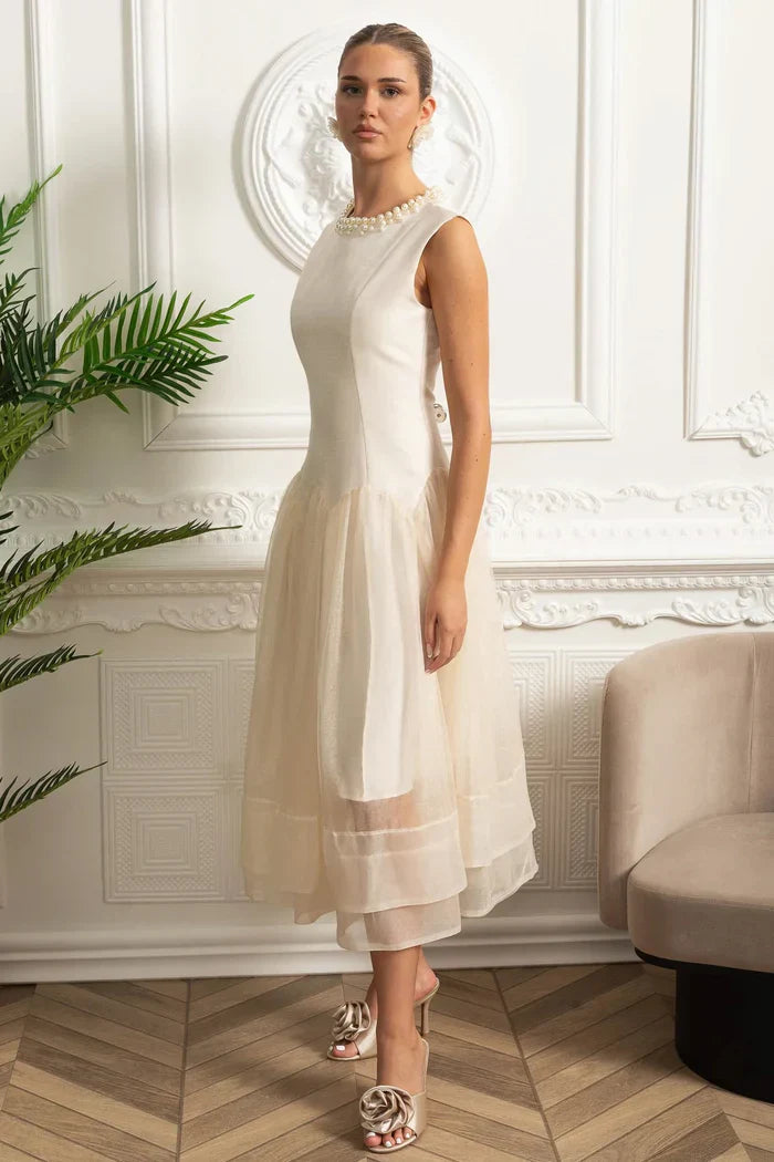Vestido Midi – Decote Redondo, Sem Mangas, Cintura Alta, Detalhes Bordados
