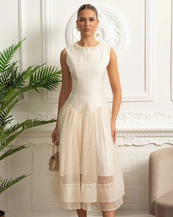 Vestido Midi – Decote Redondo, Sem Mangas, Cintura Alta, Detalhes Bordados