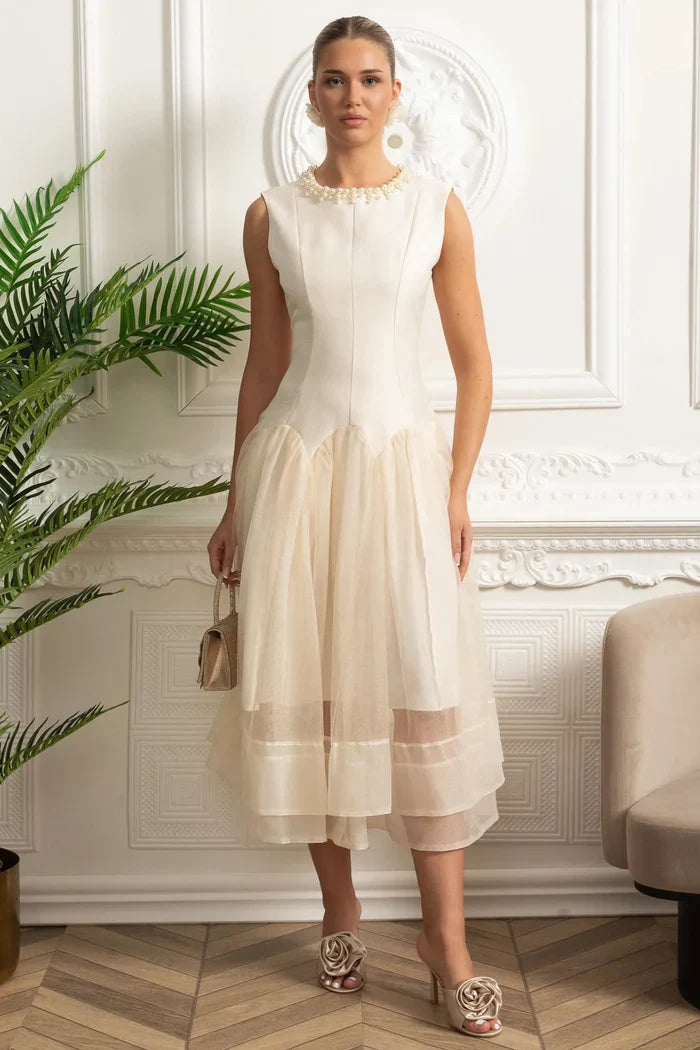 Vestido Midi – Decote Redondo, Sem Mangas, Cintura Alta, Detalhes Bordados