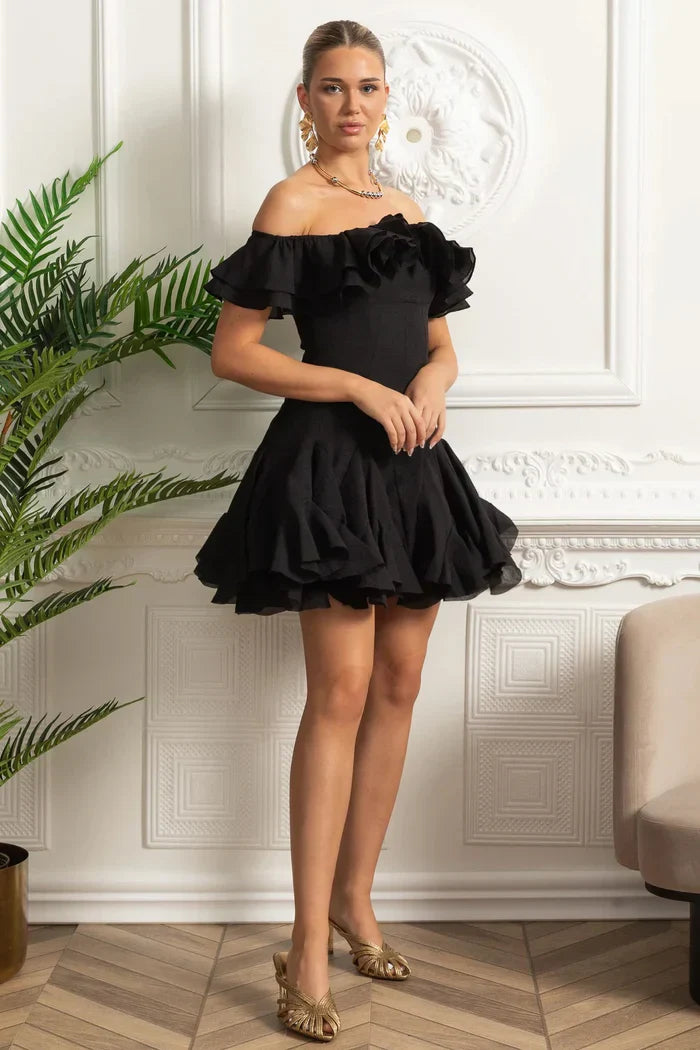 Vestido Ombro a Ombro – Mini Branco com Detalhe de Babados