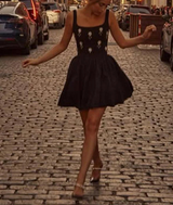 Conjunto Elegante de Top Halter com Flor de Strass e Saia de Cintura Alta