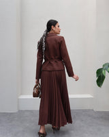 Conjunto Elegante com Casaco Alongado e Saia Plissada – Sofisticação em Dois Tempos