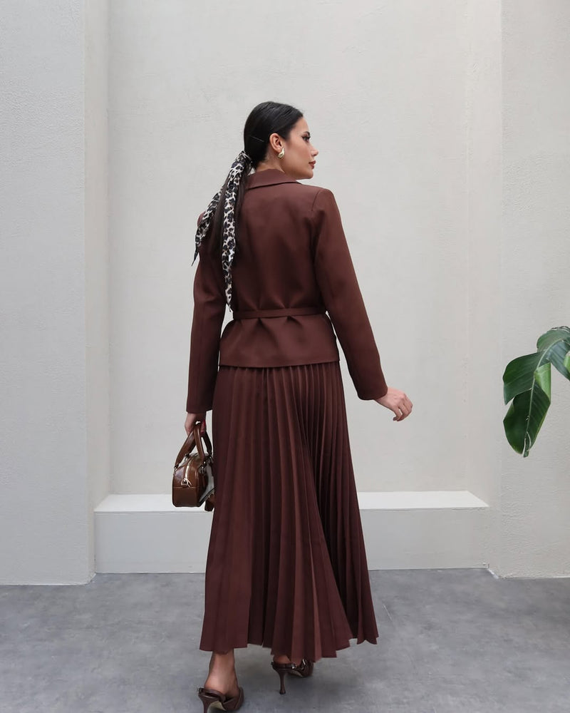 Conjunto Elegante com Casaco Alongado e Saia Plissada – Sofisticação em Dois Tempos