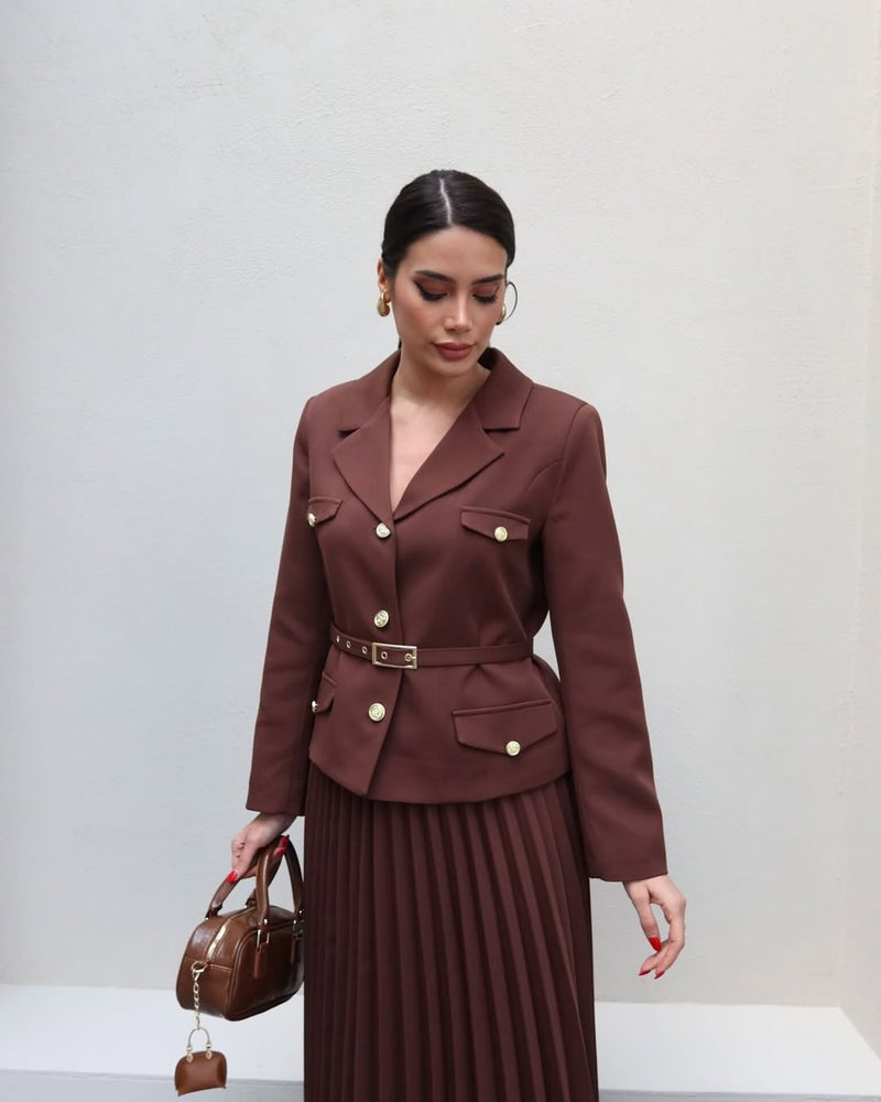 Conjunto Elegante com Casaco Alongado e Saia Plissada – Sofisticação em Dois Tempos