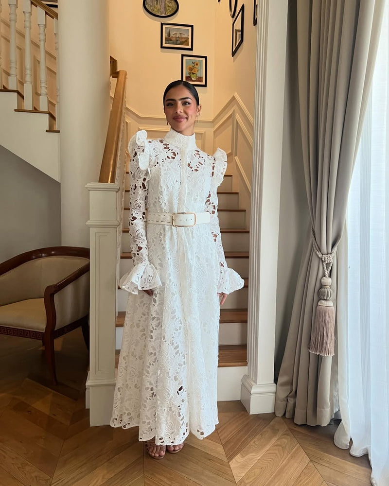 Vestido com Renda e Decote em V – Elegância Clássica com Cintura Império