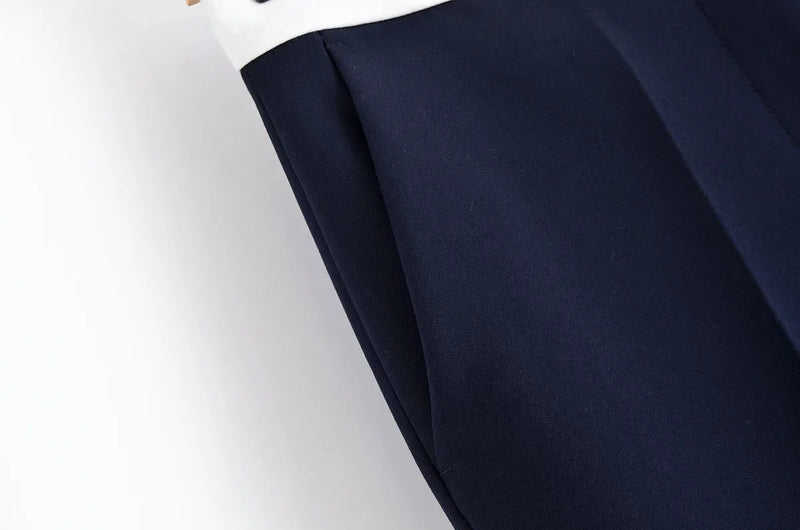 Conjunto Feminino Versátil – Blusa Básica com Recortes e Calça Reta Cintura Alta