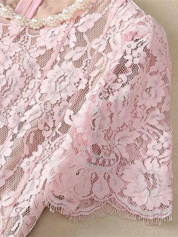 Vestido com Bordado Delicado – Decote Redondo, Manga Curta, Cintura Alta, Detalhes Vazados e Aplicações de Strass