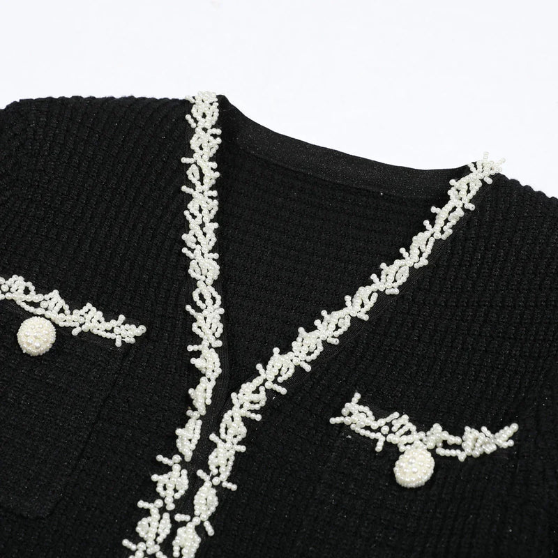 Vestido Bicolor – Decote V, Manga Longa, Slim Fit com Bolsos Bordados