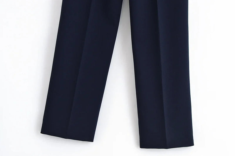 Conjunto Feminino Versátil – Blusa Básica com Recortes e Calça Reta Cintura Alta