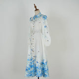 Vestido Azul Floral com Gola Alta e Cintura Império – Elegância Atemporal