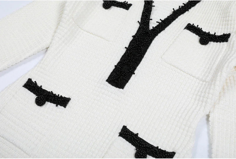 Vestido Bicolor – Decote V, Manga Longa, Slim Fit com Bolsos Bordados