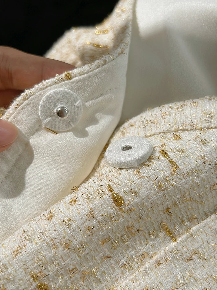 Conjunto de Tweed com Pedrarias – Blazer com Decote V e Saia Plissada de Cintura Alta