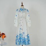 Vestido Azul Floral com Gola Alta e Cintura Império – Elegância Atemporal