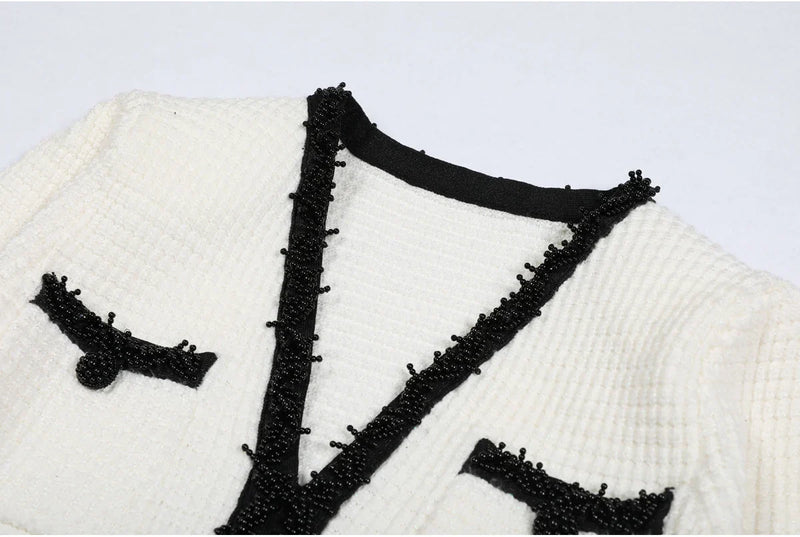 Vestido Bicolor – Decote V, Manga Longa, Slim Fit com Bolsos Bordados