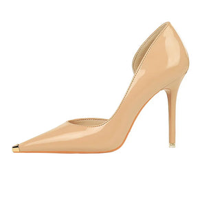 Scarpin – Salto Fino em Verniz Preto, Bico Fino Metalizado e Elegante