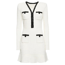 Vestido Bicolor – Decote V, Manga Longa, Slim Fit com Bolsos Bordados