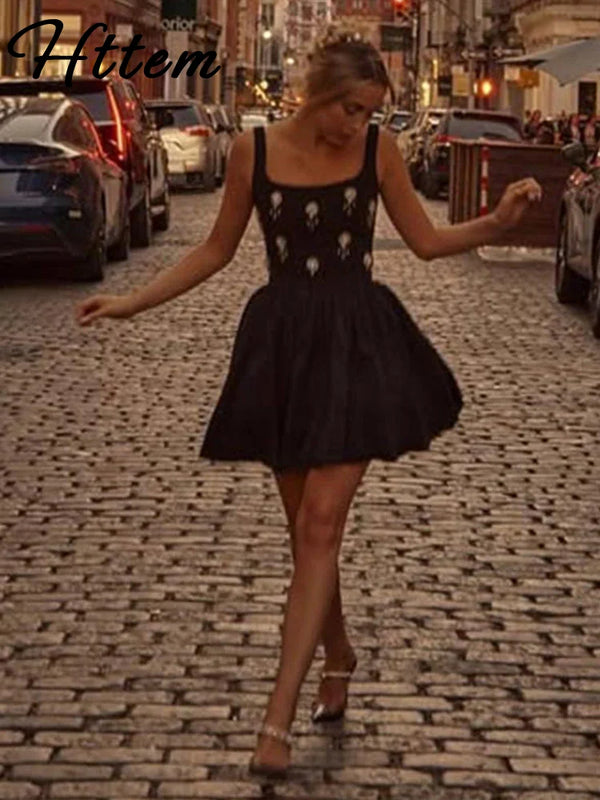 Conjunto Elegante de Top Halter com Flor de Strass e Saia de Cintura Alta