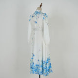 Vestido Azul Floral com Gola Alta e Cintura Império – Elegância Atemporal