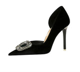 Scarpin Luxo – Salto Super Alto, Bico Fino, Detalhe Lateral Vazado, Fivela com Cristais em Veludo