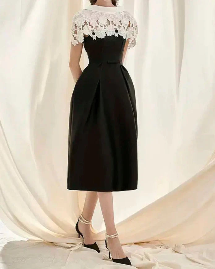 Vestido Couture em Renda  – Modelo Sem Costas com Recortes em Patchwork e Cintura Alta Esculpida