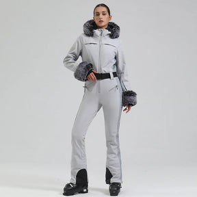Macacão de Esqui Feminino GSOU SNOW – One Piece Slim, Impermeável, À Prova de Vento, Forrado e com Capuz de Pele