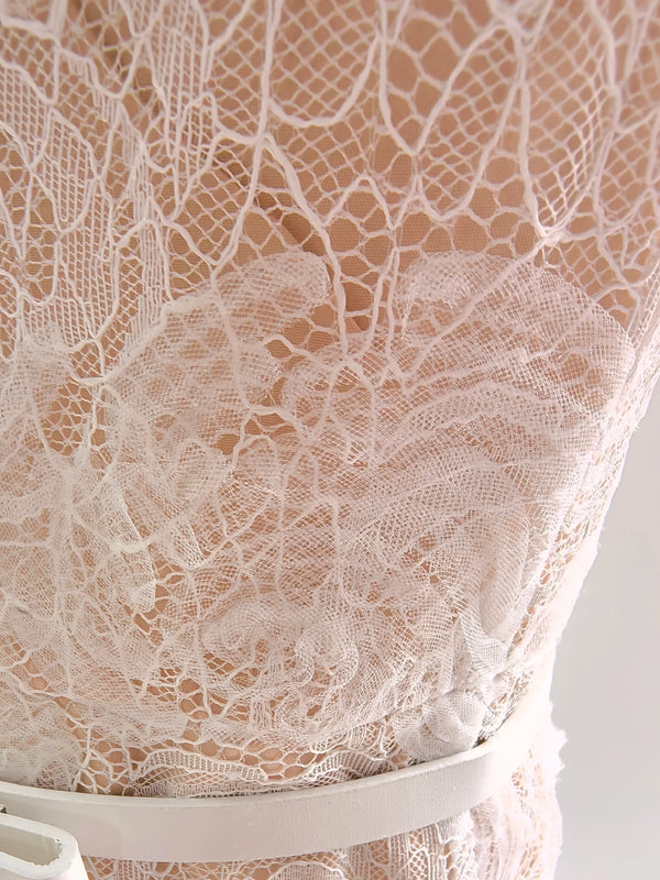 Vestido Longo – Luxo, Bordado em Renda, Detalhes com Diamantes e Cristais, Manga Curta Transparente, Modelo Midi