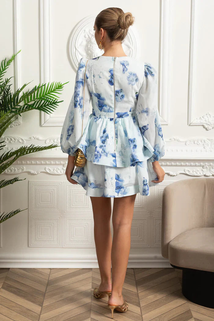 Vestido Curto Estampado – Decote V, Manga Bufante Lanterna e Saia em Camadas Estilo Cake, Cintura Império