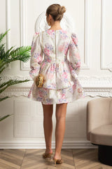 Vestido Curto Estampado – Decote V, Manga Bufante Lanterna e Saia em Camadas Estilo Cake, Cintura Império