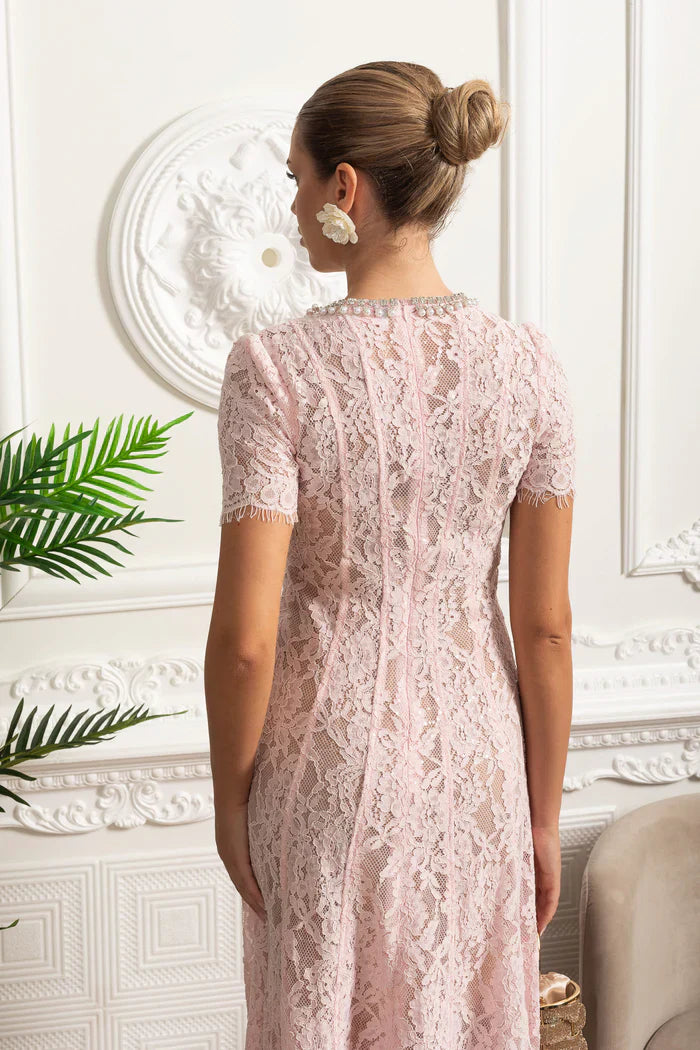 Vestido com Bordado Delicado – Decote Redondo, Manga Curta, Cintura Alta, Detalhes Vazados e Aplicações de Strass