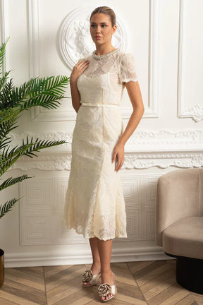 Vestido Longo – Luxo, Bordado em Renda, Detalhes com Diamantes e Cristais, Manga Curta Transparente, Modelo Midi